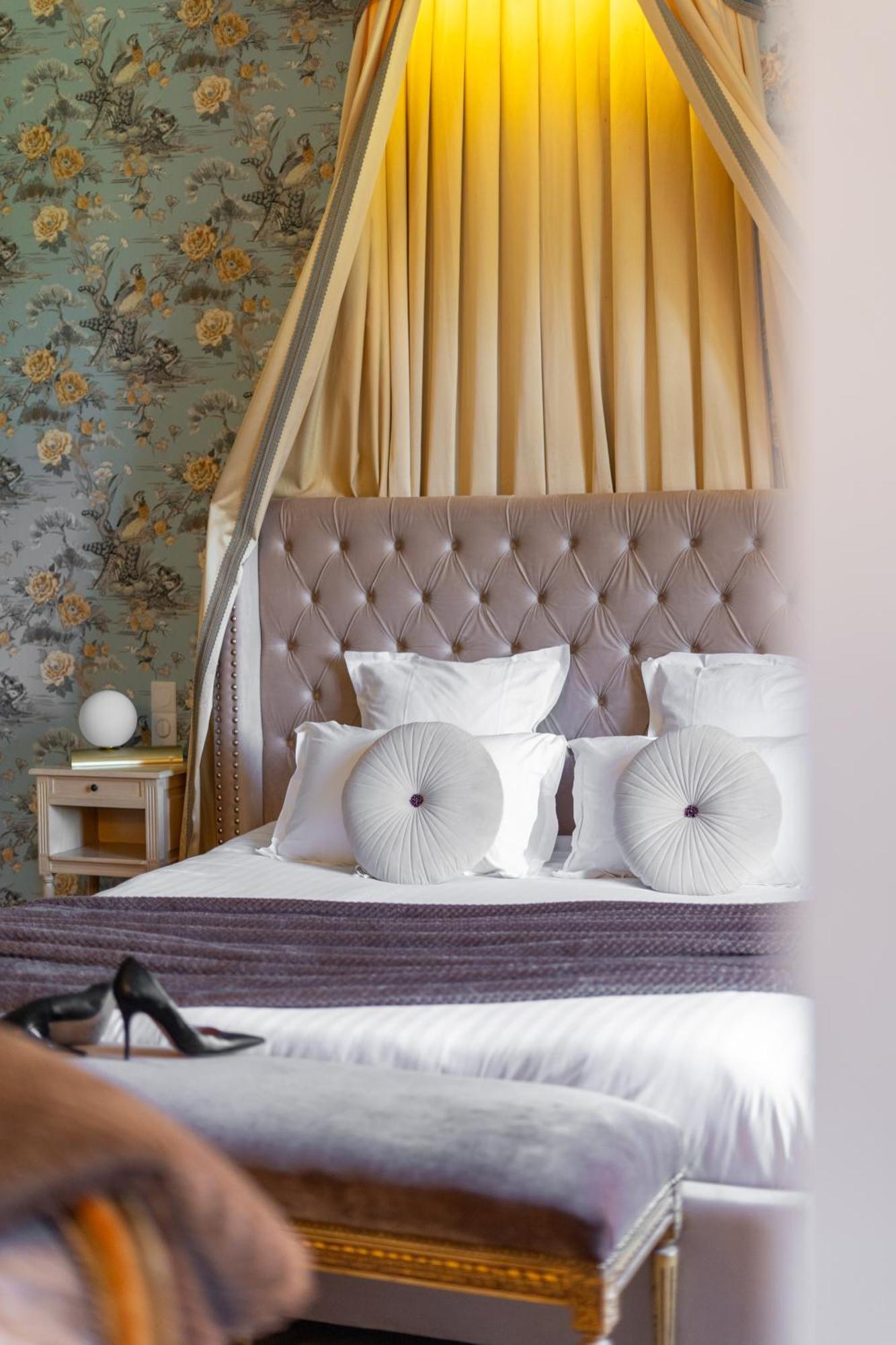 Castel Bois Marie, Maison D'Hotes Montauban Dış mekan fotoğraf A bed with cushions