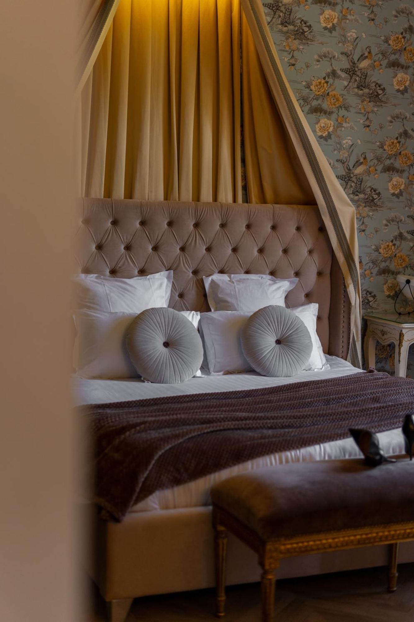 Castel Bois Marie, Maison D'Hotes Montauban Dış mekan fotoğraf A bed with a tufted headboard