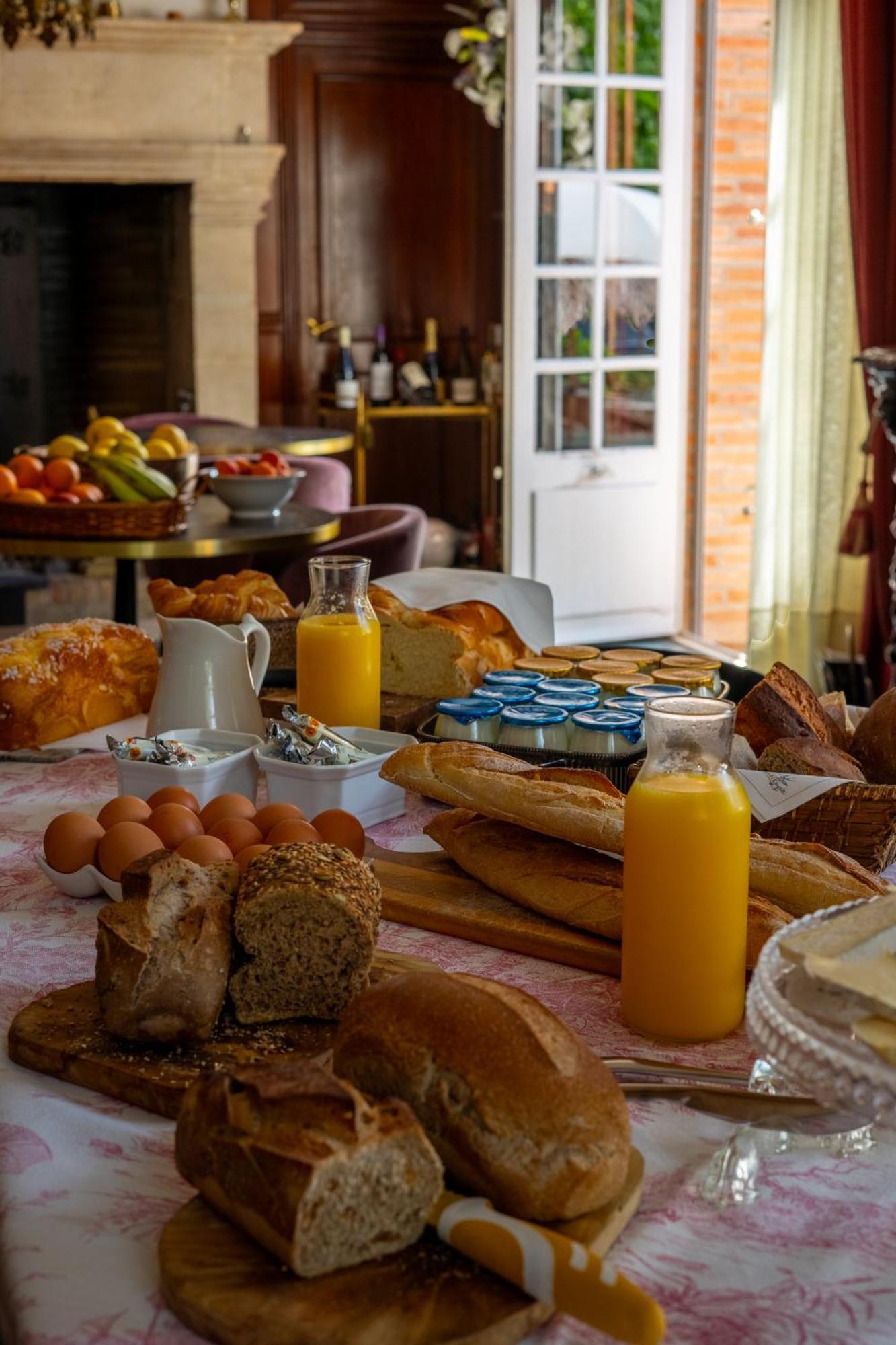 Castel Bois Marie, Maison D'Hotes Montauban Dış mekan fotoğraf A continental breakfast