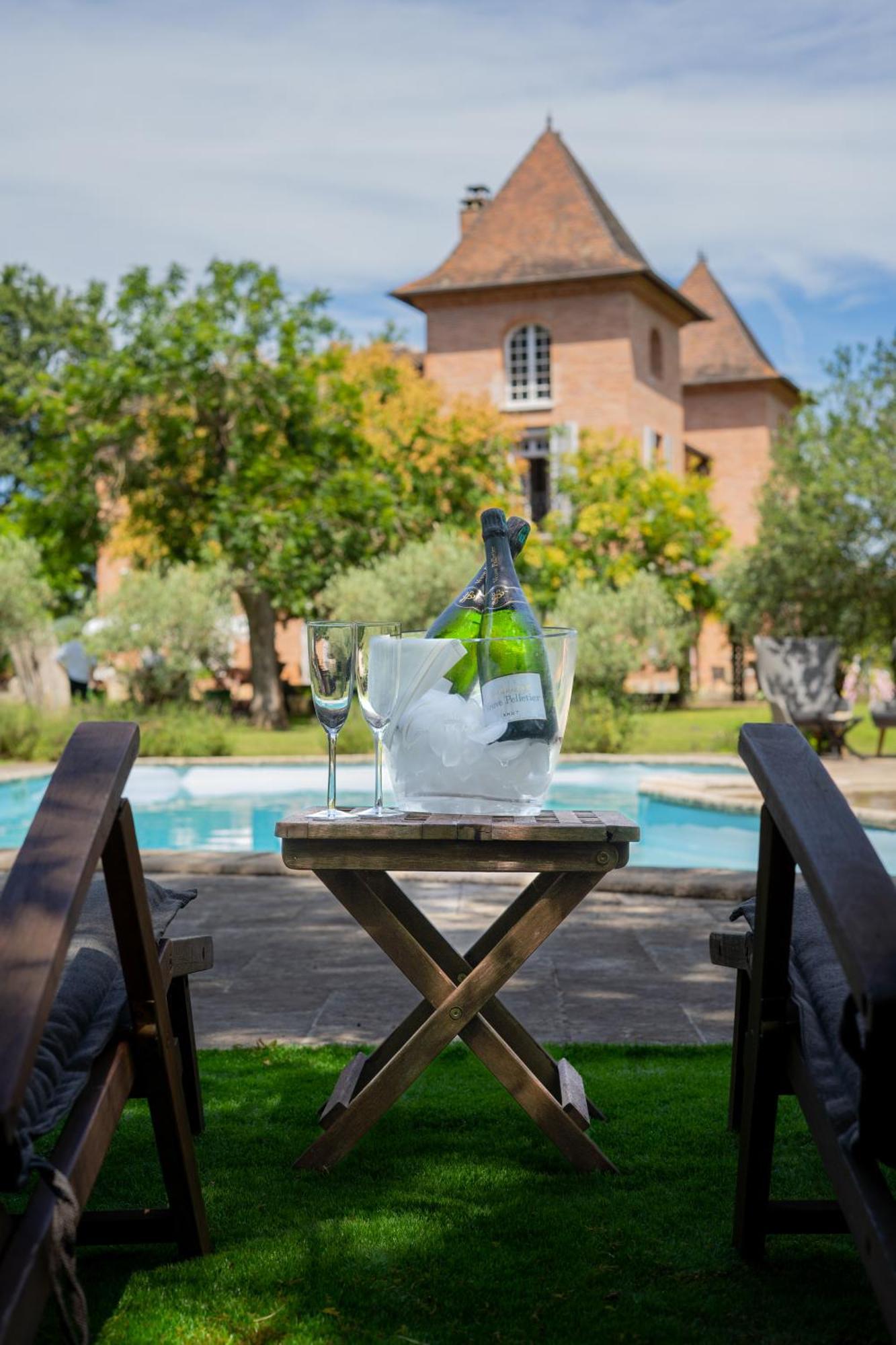 Castel Bois Marie, Maison D'Hotes Montauban Dış mekan fotoğraf A bottle of champagne in a champagne bucket