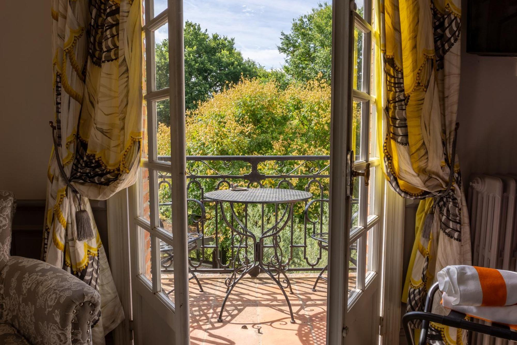 Castel Bois Marie, Maison D'Hotes Montauban Dış mekan fotoğraf A view of the garden from the hotel