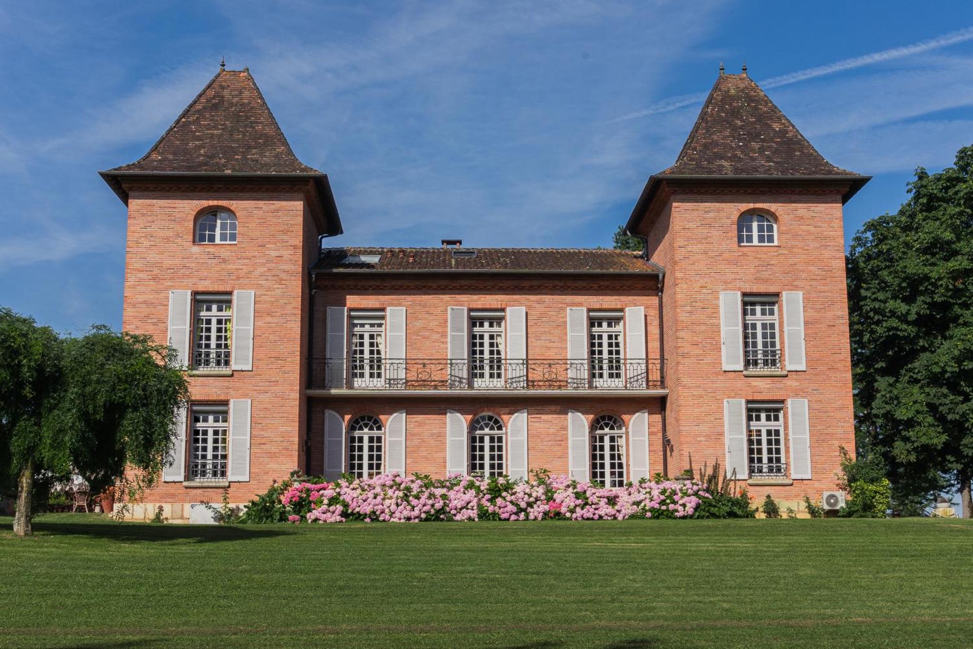 Castel Bois Marie, Maison D'Hotes Montauban Dış mekan fotoğraf The chateau in Montferrand-lès-Sully